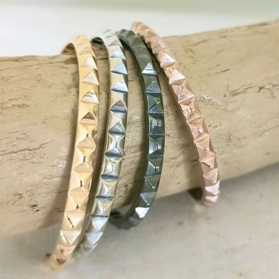 Bracciali | Orecchini*Spadarella Gioielli Orecchini a cerchio borchiato - OR786